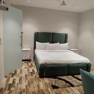 Rivaz And Restaurant Hotel New Delhi